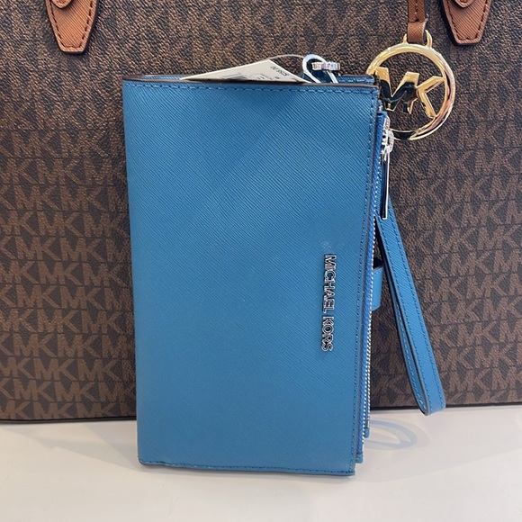 MICHAEL KORS
Jet Set Large Leather Smartphone Wristlet Wallet
Teal
NWT - Picture 3 of 16